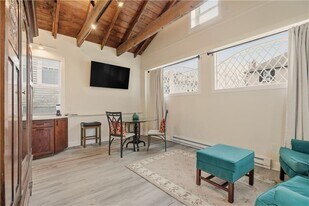 98 Kay St in Newport, RI - Building Photo