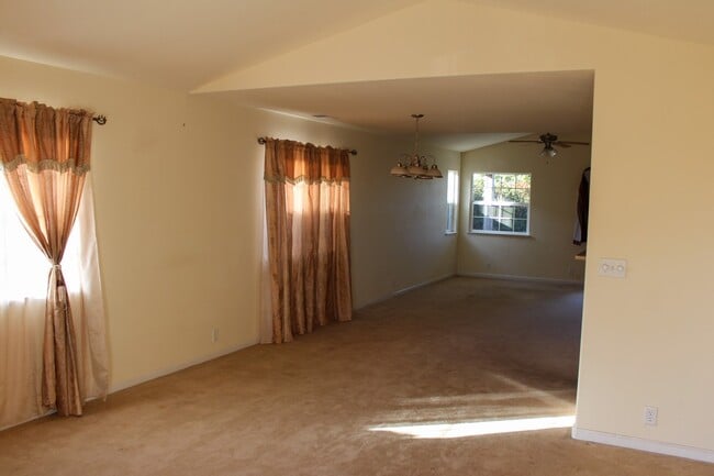 1370 Lucy Way in Chico, CA - Building Photo - Building Photo