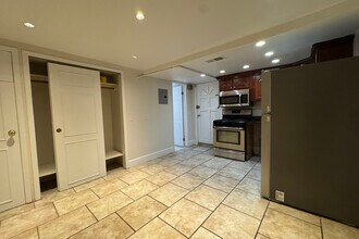 860 W End Ave in New York, NY - Building Photo - Building Photo