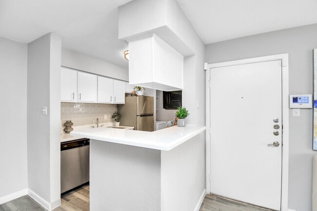 2701 W Bellfort Ave in Houston, TX - Building Photo - Building Photo