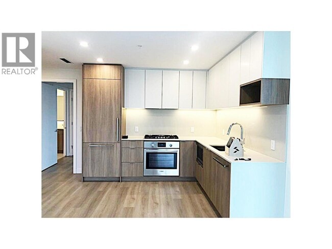 6087 Wilson Ave in Burnaby, BC - Building Photo - Building Photo