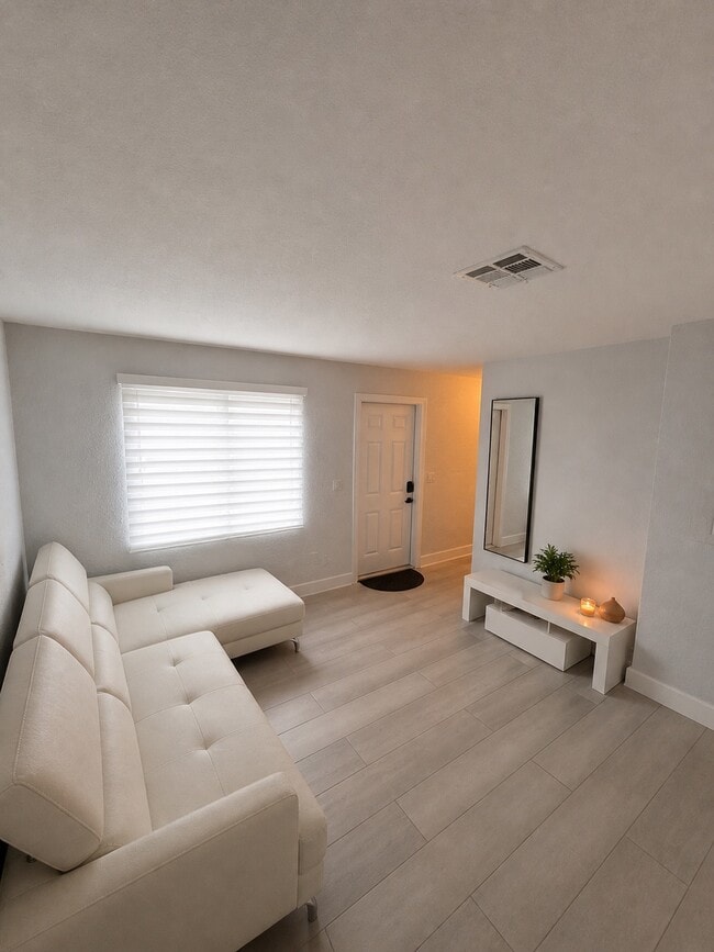1032 NW 6th Ave, Unit 2 in Fort Lauderdale, FL - Building Photo - Building Photo
