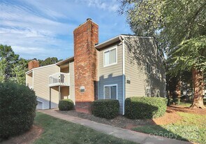 6121 Heathstone Ln in Charlotte, NC - Building Photo