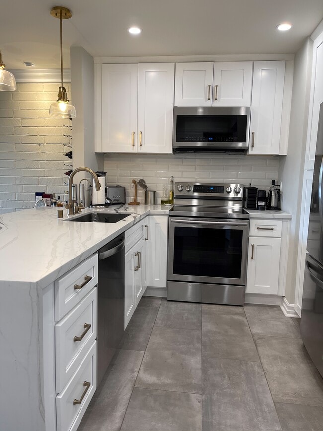 11750 W Sunset Blvd, Unit 402 in Los Angeles, CA - Building Photo - Building Photo