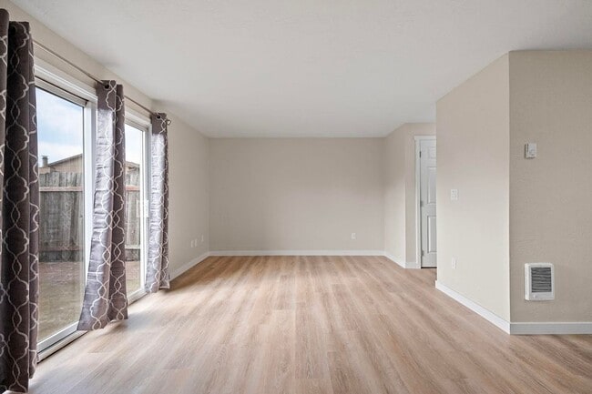 761 N Cloverleaf Loop in Springfield, OR - Building Photo - Building Photo