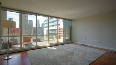 86-186 Gerrard St E in Toronto, ON - Building Photo - Building Photo
