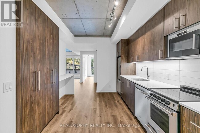 115-115 Larchmount Ave in Toronto, ON - Building Photo - Building Photo