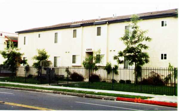 6303 S San Pedro St in Los Angeles, CA - Foto de edificio