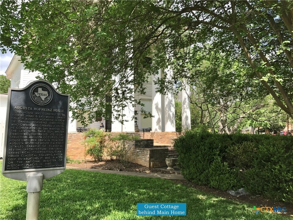 1104 Hopkins St in San Marcos, TX - Foto de edificio