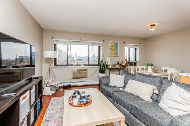 property at 607 W Wrightwood Ave