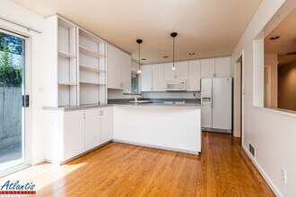 81 Walnut Ave in Atherton, CA - Building Photo - Building Photo