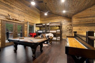 222 Lost Creek Trl in Broken Bow, OK - Foto de edificio - Building Photo