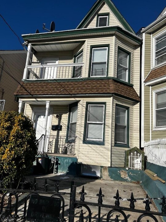 423 River St in Paterson, NJ - Building Photo