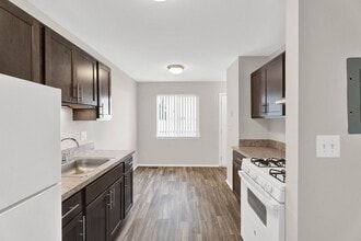 Kensington Place Townhomes in Roseville, MI - Foto de edificio - Building Photo