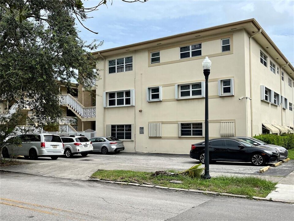 1958 Monroe St, Unit 104 in Hollywood, FL - Building Photo