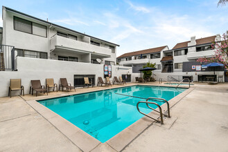 Pine Tree Terrace in Reseda, CA - Building Photo - Building Photo