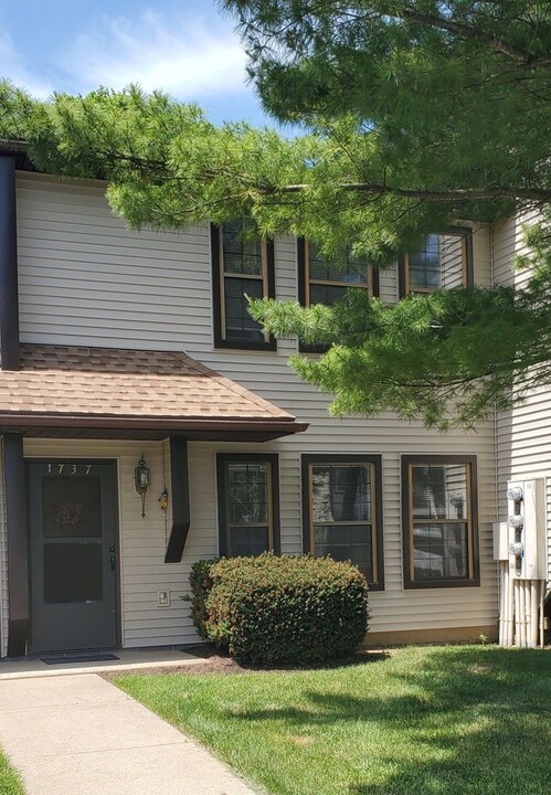 1737 Blue Course Dr in State College, PA - Foto de edificio