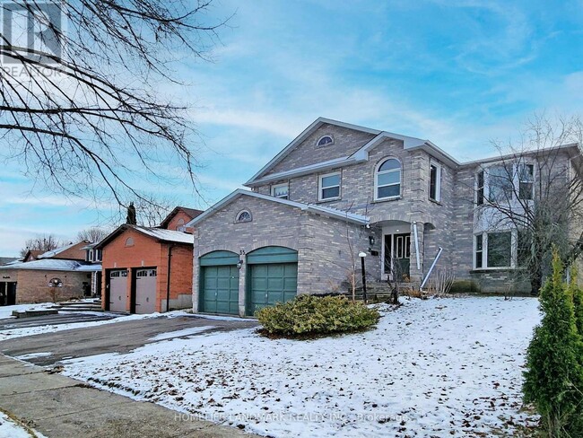 35 Tannery Creek Crescent in Aurora, ON - Building Photo - Building Photo