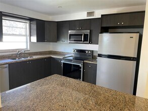 180 NE 12th Ave in Hallandale Beach, FL - Building Photo - Building Photo