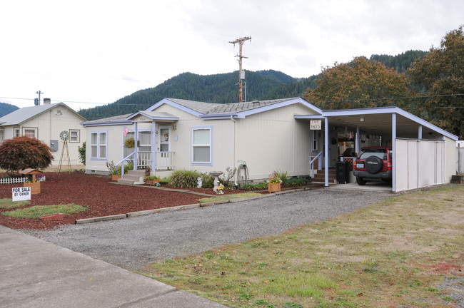 Hillcrest Mobile Home Park in Oakridge, OR - Building Photo - Building Photo