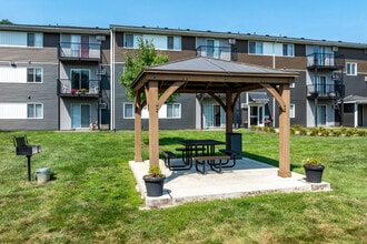 Woodside Park Apartments in Des Moines, IA - Foto de edificio - Building Photo