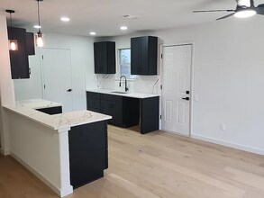 2410 Santa Rita St in Austin, TX - Building Photo - Building Photo
