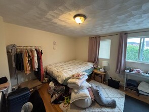 21 Hall St, Unit 2 in Medford, MA - Foto de edificio - Building Photo
