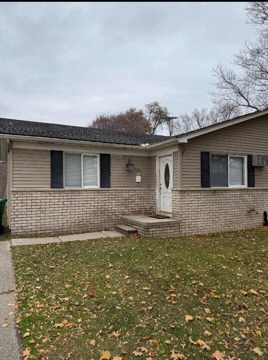 1054 Fred W Moore Hwy in St Clair, MI - Foto de edificio