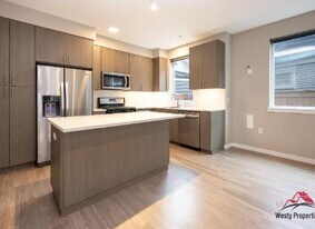 110 N Blandena St in Portland, OR - Building Photo