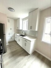 325 E Verdugo Ave in Burbank, CA - Building Photo - Building Photo