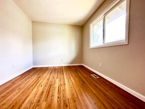8717 NE Webster St, Unit A in Portland, OR - Building Photo - Building Photo