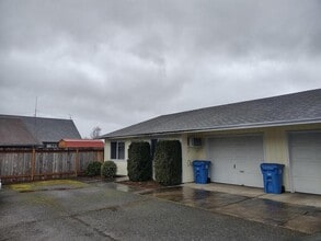 120 Sunny Ln in Sutherlin, OR - Building Photo - Building Photo