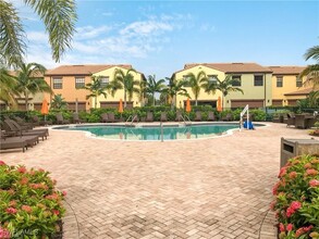 8697 Olinda Way in Ft. Myers, FL - Foto de edificio - Building Photo