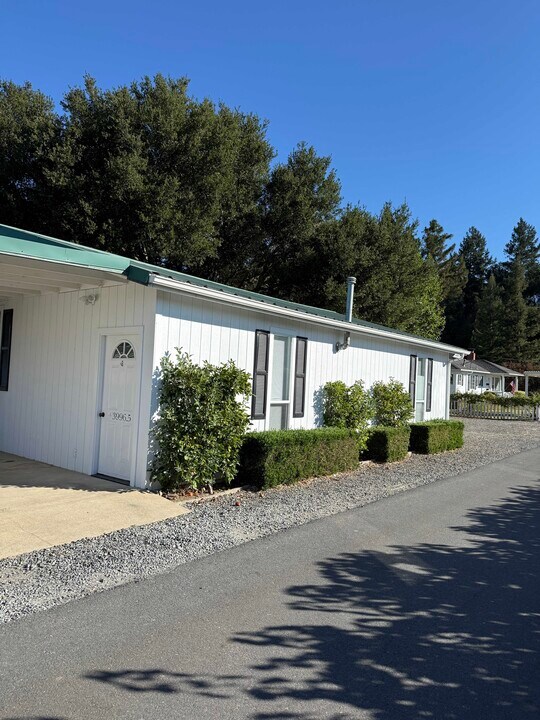3996 Dry Creek Rd in Healdsburg, CA - Building Photo