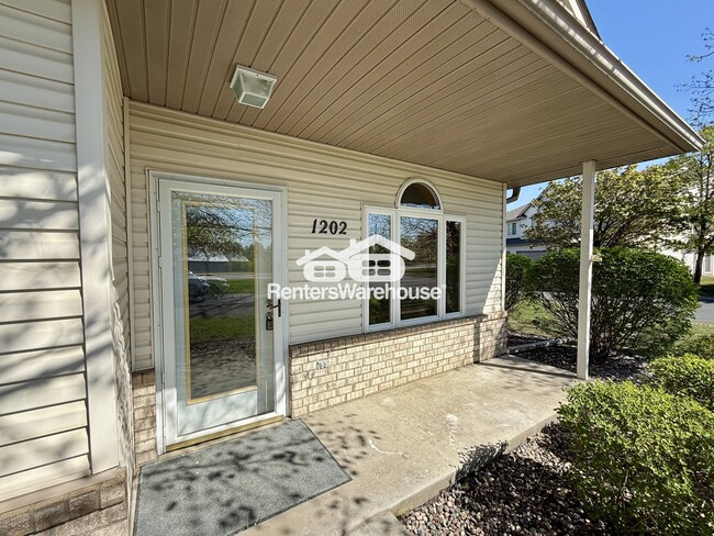 1202 Crystal Pl E in Chaska, MN - Building Photo - Building Photo