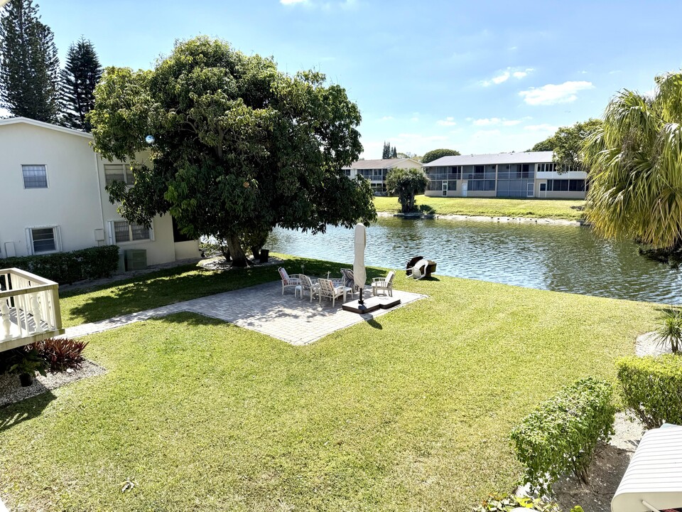 93 Sheffield D in West Palm Beach, FL - Building Photo