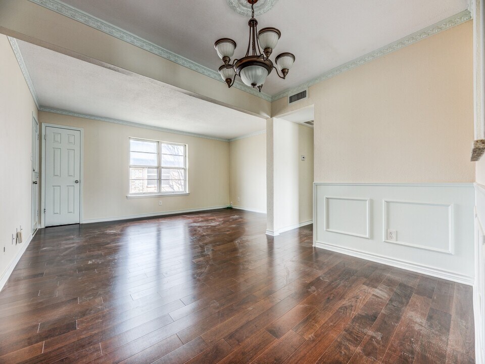 5833 Sandhurst Ln in Dallas, TX - Building Photo