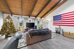 401 Eastwood Dr in Medford, OR - Building Photo