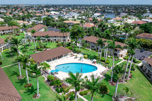 Aquarius Apartments of Marco Island in Marco Island, FL - Foto de edificio - Building Photo