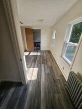34 Elm St, Unit B in Windsor Locks, CT - Foto de edificio - Building Photo