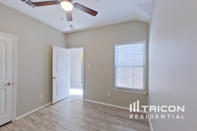 1332 Red River Dr in Aubrey, TX - Foto de edificio - Building Photo
