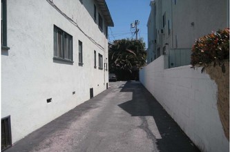 4456 S Centinela Ave in Los Angeles, CA - Foto de edificio - Building Photo