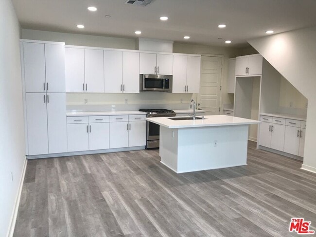 property at 19513 Astor Pl