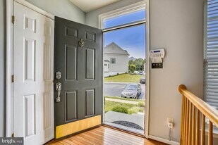 3850 Koval Ln in Woodbridge, VA - Building Photo