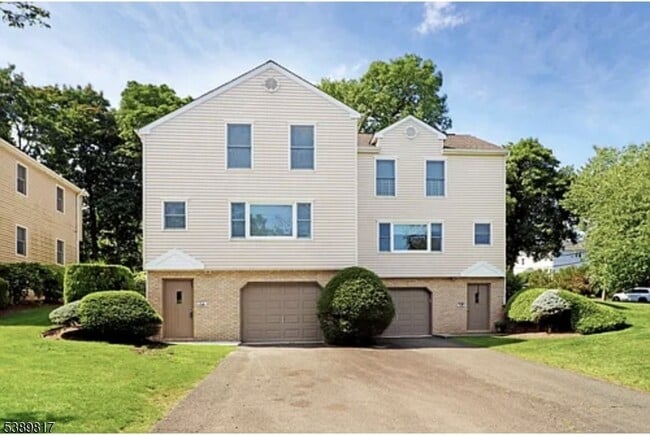 property at 8 Magnolia Ct