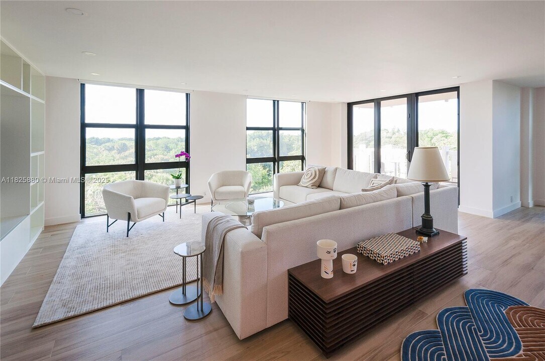 1121 Crandon Blvd, Unit D301 in Key Biscayne, FL - Foto de edificio