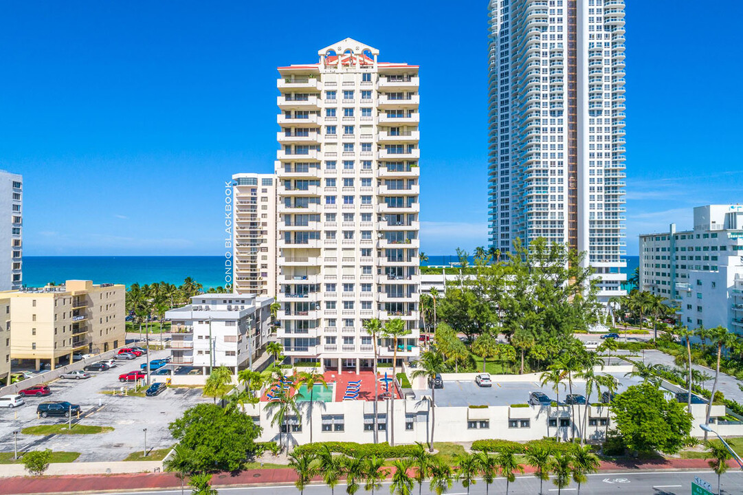 6422 Collins Ave, Unit PH-4 in Miami Beach, FL - Building Photo