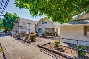 13738 NE Glisan St in Portland, OR - Building Photo