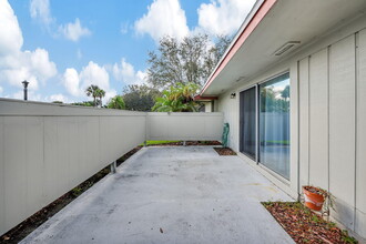 4104 NW Cinnamon Tree Cir in Jensen Beach, FL - Foto de edificio - Building Photo