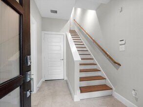 2727 Clinton Dr in Houston, TX - Building Photo - Building Photo